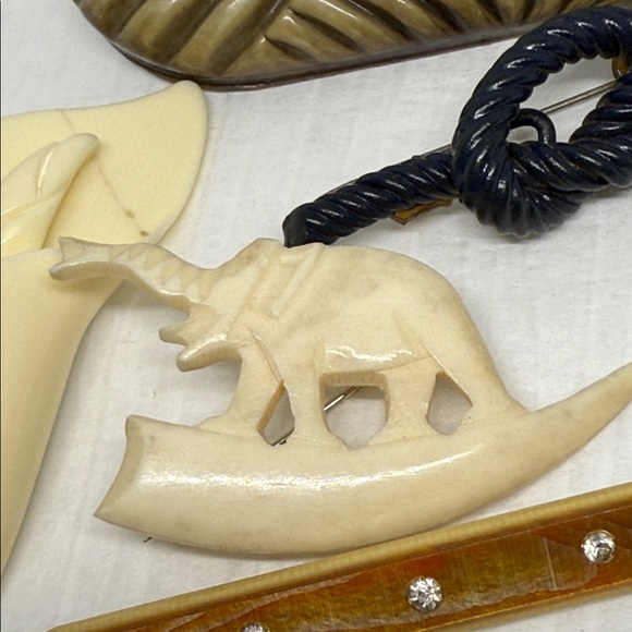 5 Antique unusual brooch set resellers lot carved bone celluloid Bakelite pin - Picture 4 of 16